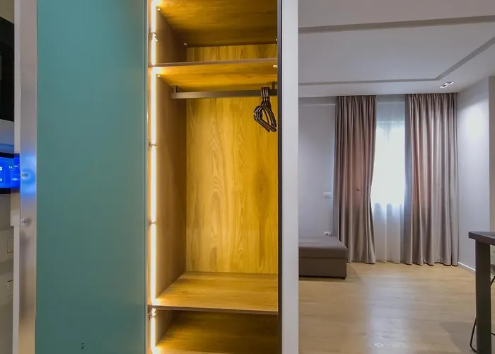 Pin * Tirana